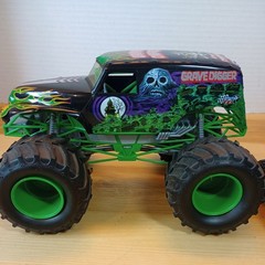 Revell Grave Digger Monster Jam Truck SnapTite Model 5″ x8″ with a Hot wheels