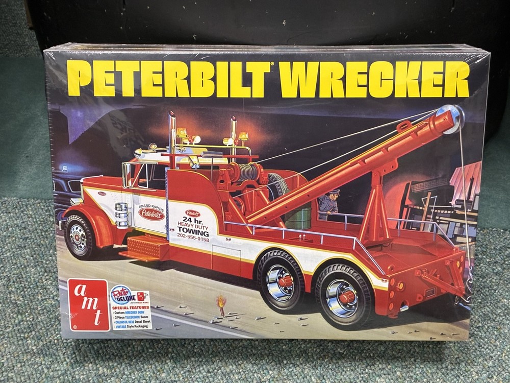 PETERBUILT WRECKER TOW TRUCK MODEL KIT 1/25 SCALE AMT ROUND 2 NEW SEALED LOOK!!