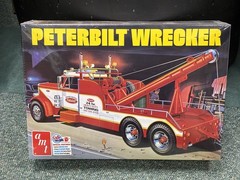 PETERBUILT WRECKER TOW TRUCK MODEL KIT 1/25 SCALE AMT ROUND 2 NEW SEALED LOOK!!