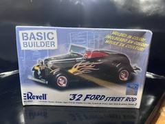 Revell 1/24 Scale 1932 Ford Street Rod Classic Cruiser by Monogram