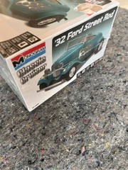Monogram Classic Cruiser ’32 Ford Street Rod 1:24 Scale Model Car Kit Level 4
