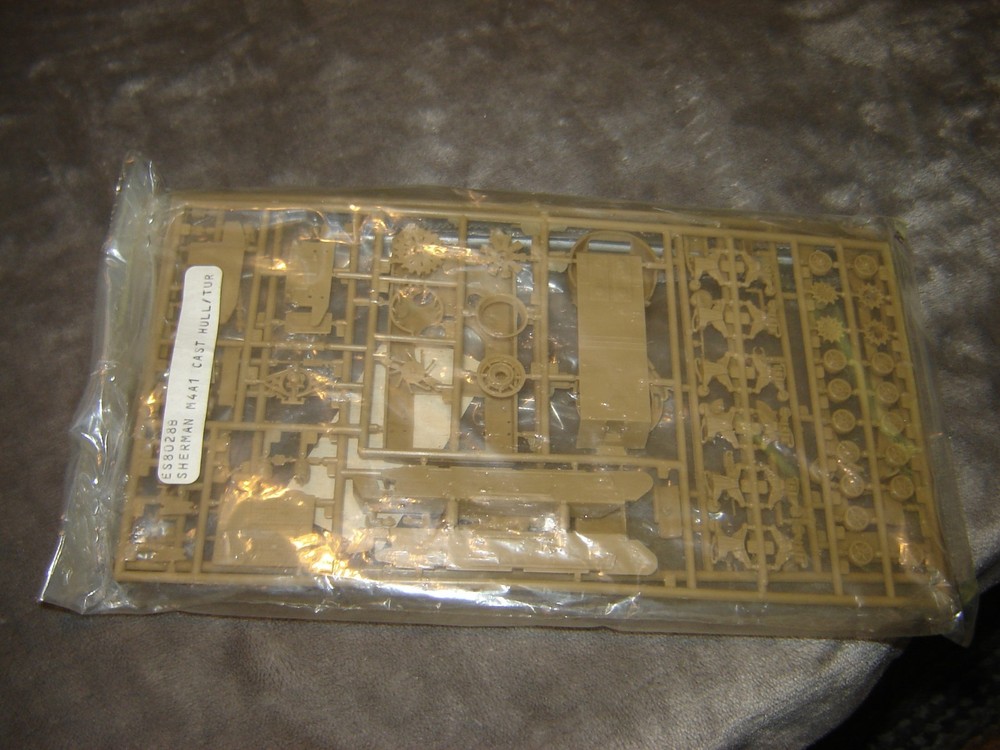 ESCI 8028B Bag Model Kit Sherman M4A1 Tank 1/72 Factory Sealed No Instructions
