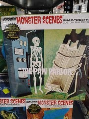 Atlantis 1/13 Monster Scene The Pain Parlor Figure Snap Together Model Kit D635