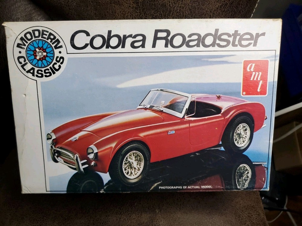 AMT Modern Classic Cobra Roadster 1:25 Scale Skill Level-2 Open Box but Complete