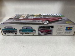 Trumpeter – 1960 Pontiac Bonneville – Car Model Kit 1:25 – New Open Box