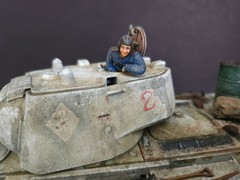 1/35 Built Soviet Russian KV-1 Tank Winter WWII with 2 Crew Figures