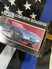 MONOGRAM 2742/ZA9 CORVETTE METAL FLAKE 1/24 SCALE MODEL KIT