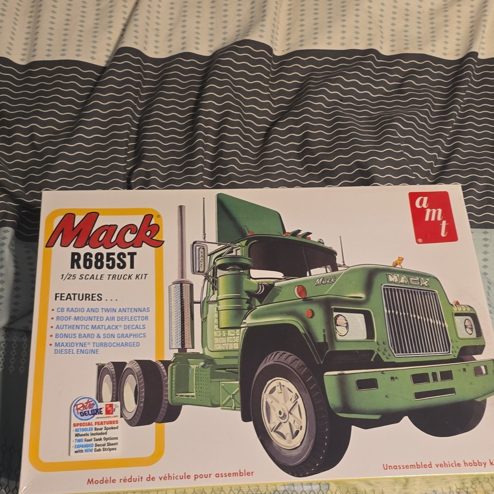 AMT Mack R685ST 1:25 Truck Model Kit Unassembled Waterslide Decals