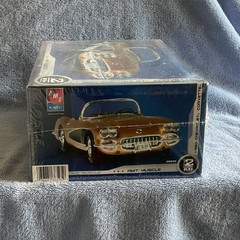 AMT Ertl 1960 Chevrolet Corvette Hot Rod 1:25 Unassembled Plastic Model Kit