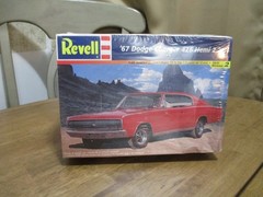 Revell ’67 1967 Dodge Charger 426 Hemi 2’n 1 #85-7669 Factory Sealed Dented box
