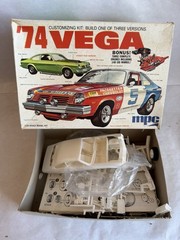 Vintage 1973 MPC ’74 Chevy Vega Customizing Model Kit 1-7427 Scale 1:25