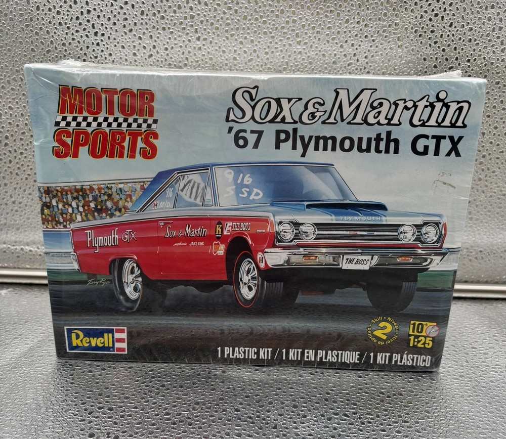 SOX & MARTIN ’67 PLYMOUTH GTX MOTOR SPORTS MODEL KIT REVELL 1:25 NEW SEALED 2012