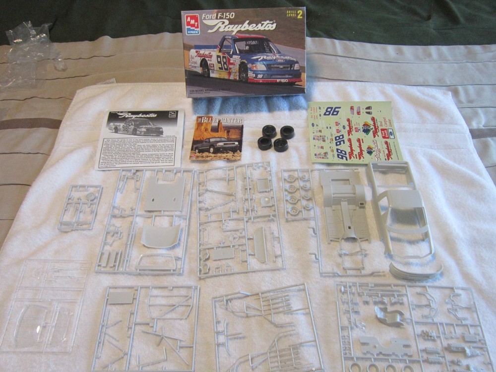 AMT FORD F-150 RAYBESTOS NAS TRUCK 1/24 SCALE MODEL KIT