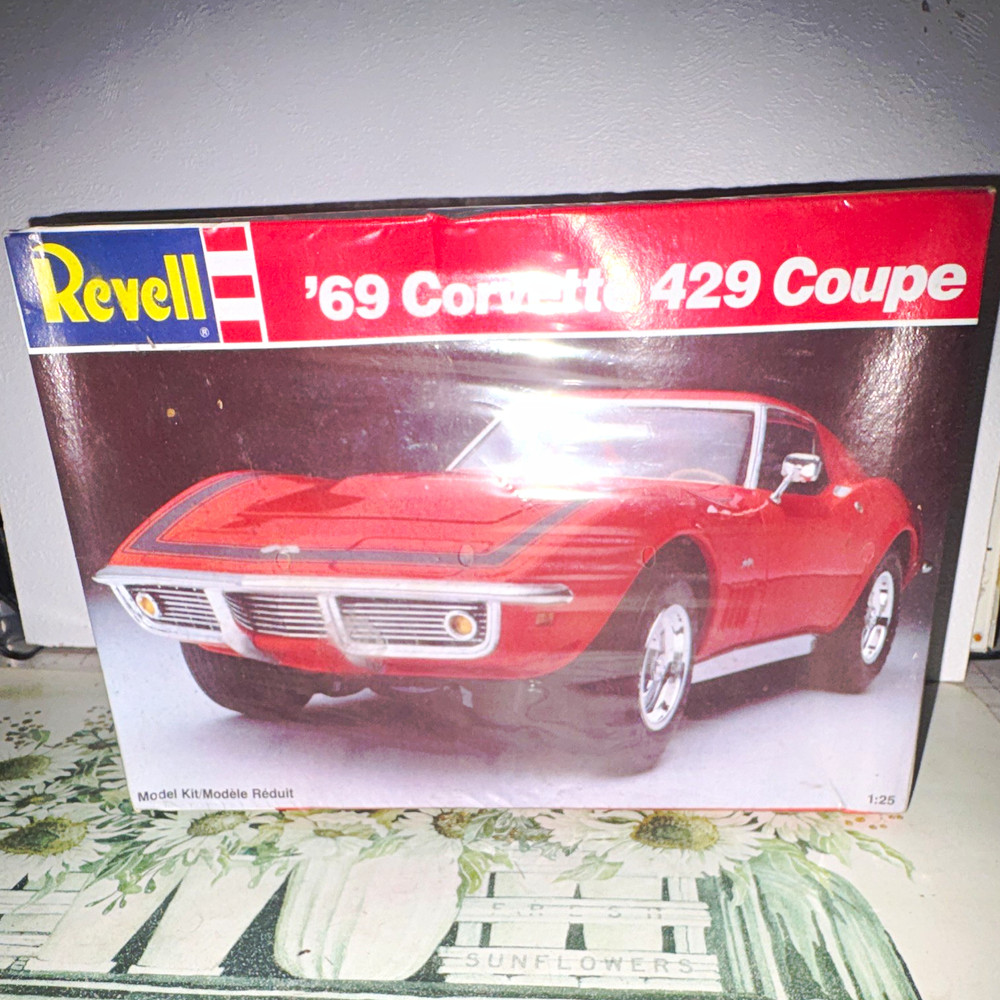 Revell ’69 Corvette 429 Coupe 1:25 Plastic Model Car Kit 1989 7149R0100