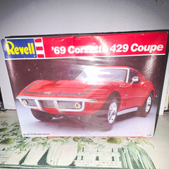 Revell ’69 Corvette 429 Coupe 1:25 Plastic Model Car Kit 1989 7149R0100