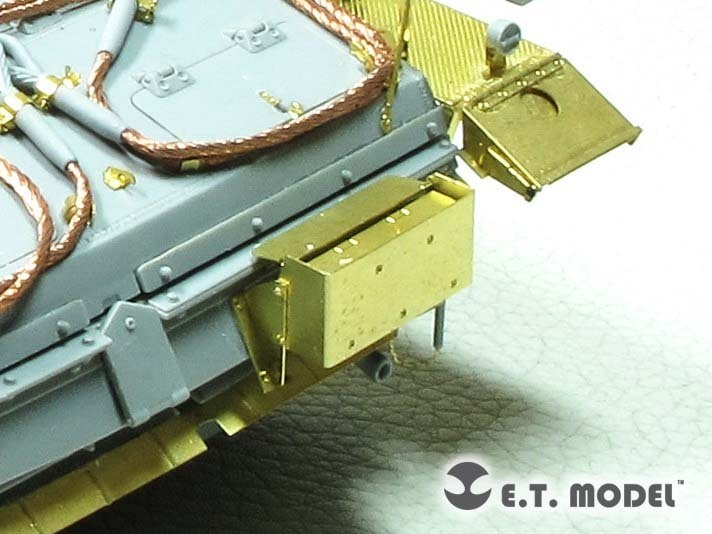 ET Model EA35119 1/35 WWII German Panzer Smoke Candle Rack Late Version