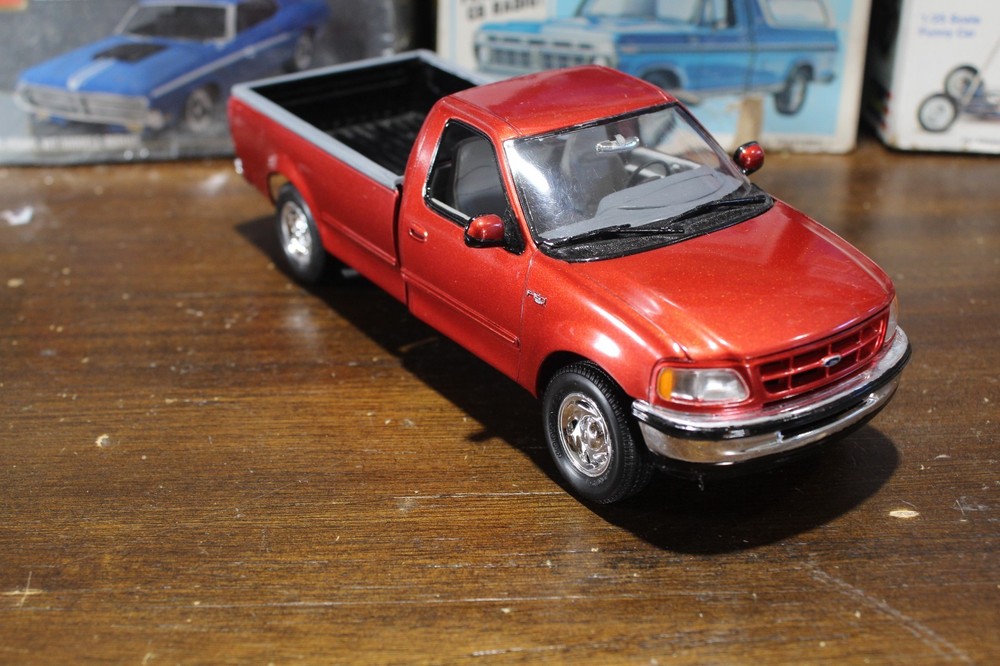 Revell 1997 Ford XLT F-150 Standard Cab Pickup Built Clean 1/25