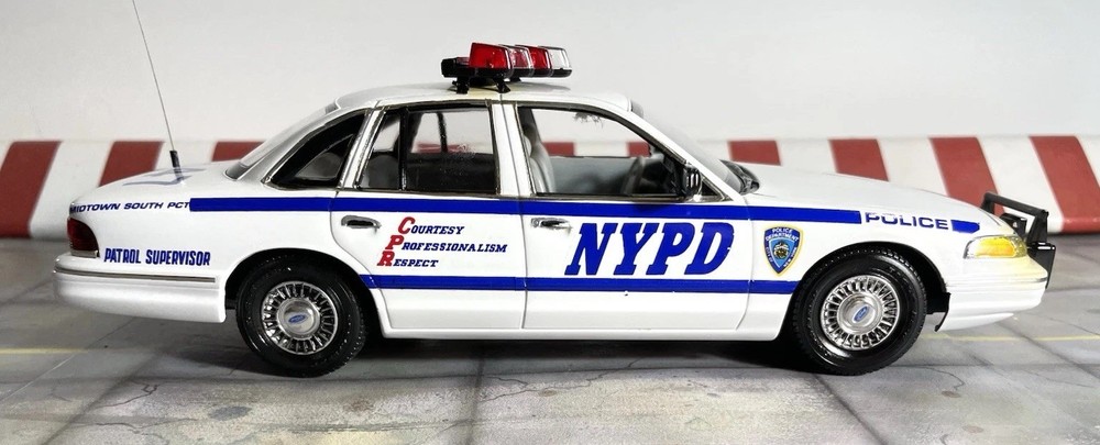 Nicely built 1/25 scale 1997 Ford Crown Victoria NYPD White Blue RMP READ