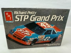 AMT ERTL RICHARD PETTY STP Grand Prix 6728 Vintage Model Car Kit 1:25