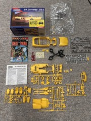 Monogram 1995 Corvette ZR-1 1:24 Model Kit #2455 & Batman Comic (complete)