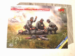 1/35 ICM WWII German Army Medical Personnel Medics / Medic #35620