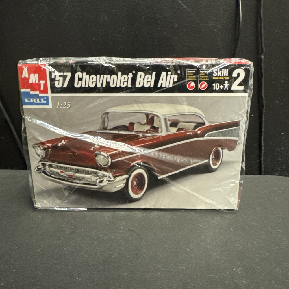 AMT 31543 1957 Chevy Hard Top model kit