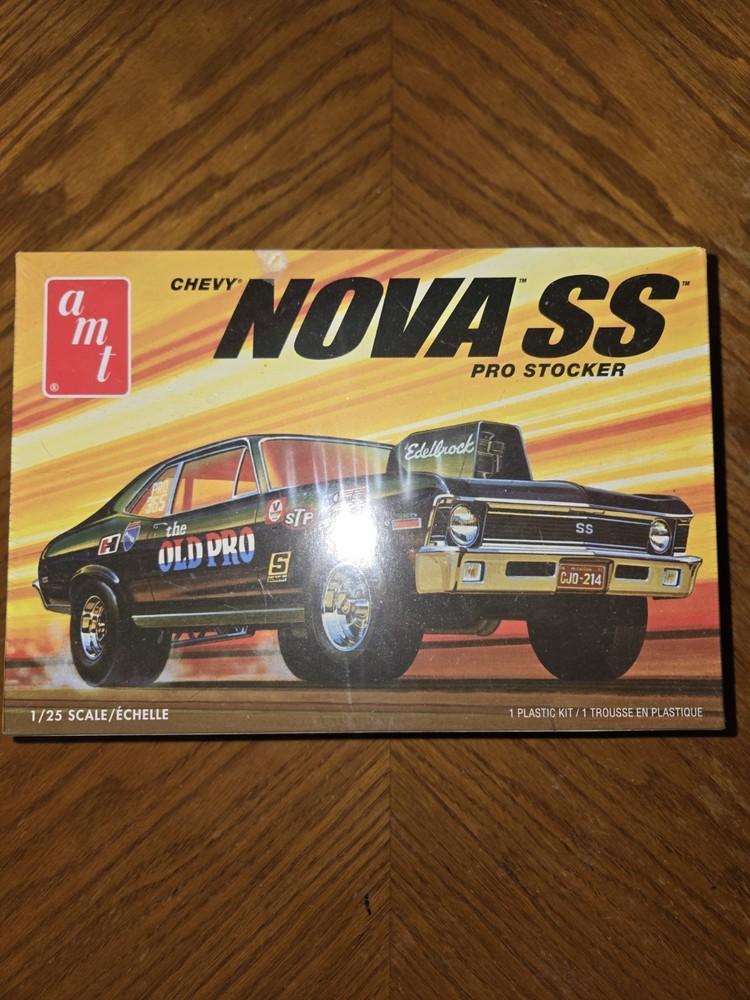 AMT 1972 Chevy Nova SS Pro Stocker 1:25 Scale Model Car Kit