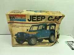 1/24 VINTAGE MONOGRAM 2223 JEEP CJ-7 RENEGADE BLUE MODEL CAR KIT B6