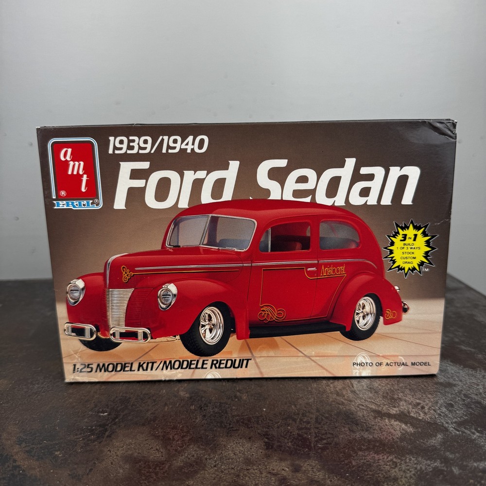 AMT 1939 / 1940 FORD SEDAN 3 in 1 Model Kit #6522 Complete 1:25 Scale