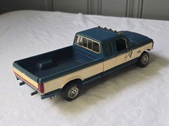 Monogram 1:24 Scale Ford F-250 Pickup Truck Plastic Model 9″