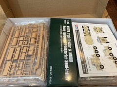 HobbyBoss 85502 M1070 Truck Tractor & M1000 HETS Semi-Trailer Model Kit 1:35