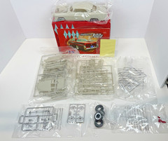 Moebius Models 1207 1/25 1956 Chrysler 300B Car Kit Skill Level 3 Model Kit-NIOB