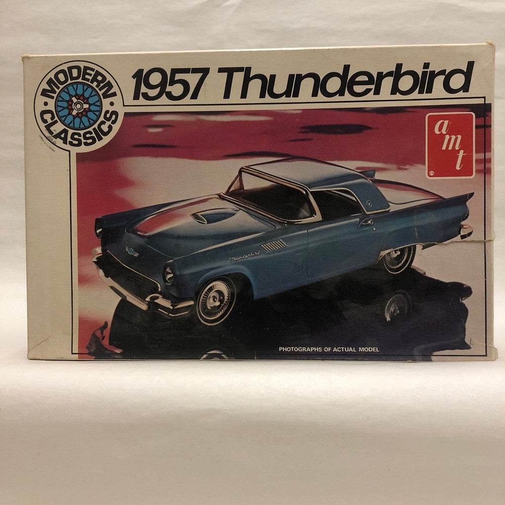 AMT Vintage 1957 Ford Thunderbird Modern Classic 1/25 Scale Model