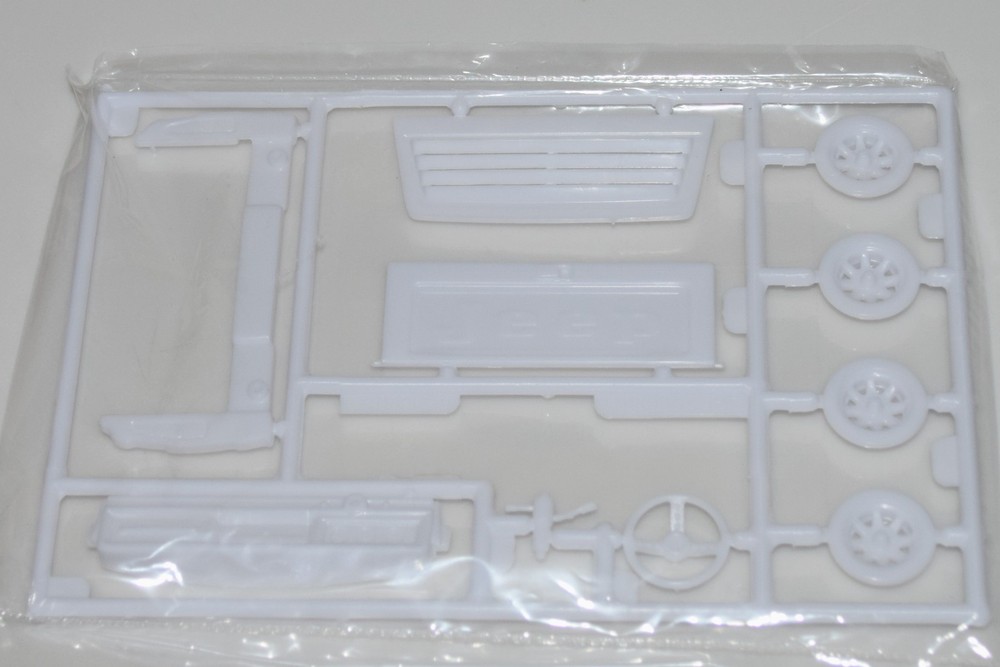 REVELL 1979 JEEP J-10 PICKUP 14568 ⭐PARTS⭐ DASHBOARD +TAILGATE+MORE 1:25