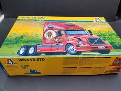 Italeri 1:24 Volvo VN 670 Truck Plastic Model Kit Unassembled 3827