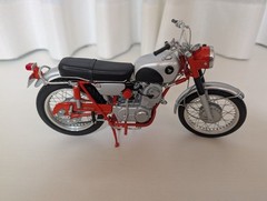 EBBRO 1/10 Honda CL72 Scrambler Red/Silver Finished