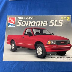 SONOMA SLS 1995 GMC RED 1/25 KIT MODEL
