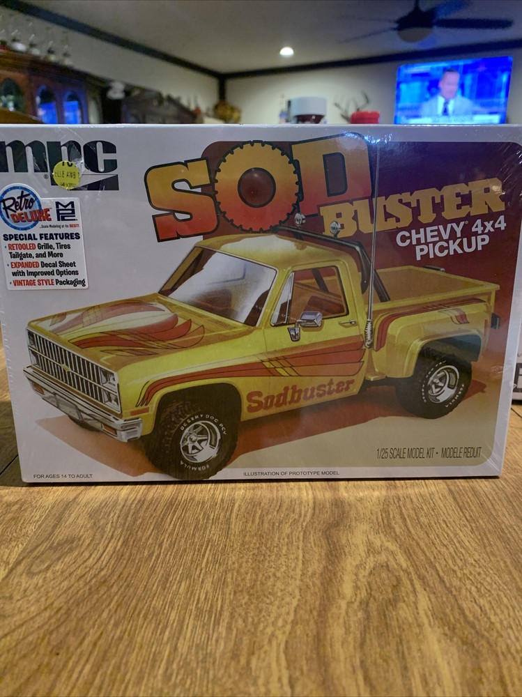 MPC 1:25 1981 Chevy Stepside Pickup Sod Buster Plastic Model Kit MPC972M