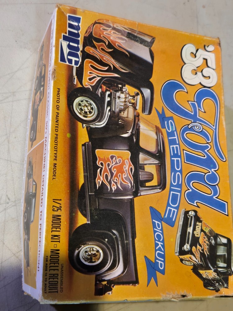 MPC Model Kit NEW 1953 Ford Stepside Pickup 1:25 Scale Model 1007
