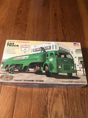 White Fruehauf Gas Truck ATLANTIS 1/48 Model w/ Figures H1402 Sinclair