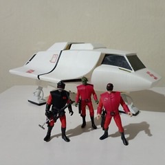 V Visitors X3 figures 3.75 inch and Skyfighter 1/18 scale model with open gates