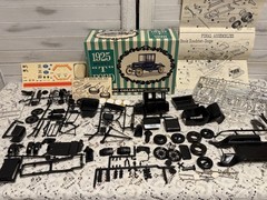 Vintage 1925 Model T Ford 1:25 Model Kit AMT Corporation 1960s Appears Complete
