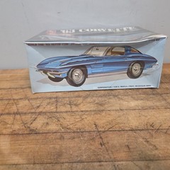AMT ’63 Split Window Corvette Sting Ray 1:25 Model Kit #A163 – 250 Sealed