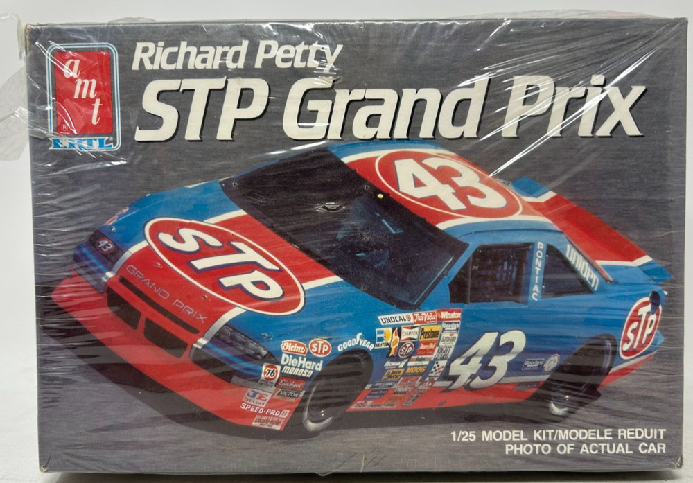 NEW AMT Model Kit – NASCAR #43 Richard Petty STP Grand Prix #6728 – NOS!