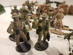 SNAP PLASTICS No. 152 BUILT 1/40th 105mm HOWITZER Lot With Various Fiqures