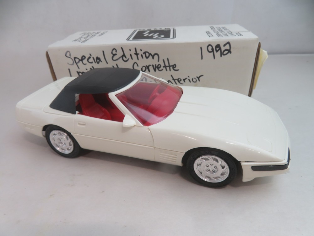 AMT ERTL 1992 Corvette Convertible Artic White Red Interior 6702