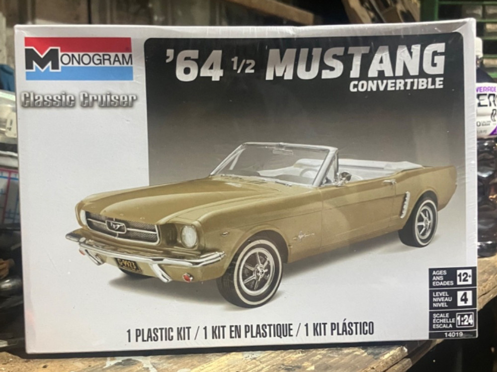 1964 1/2 Ford Mustang Convertible Monogram 1/24 Scale Plastic Model Kit