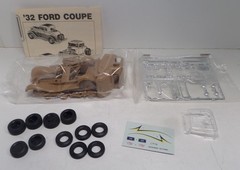 1932 Ford 5-window coupe 1:25 scale AMT 6578 model sealed bags
