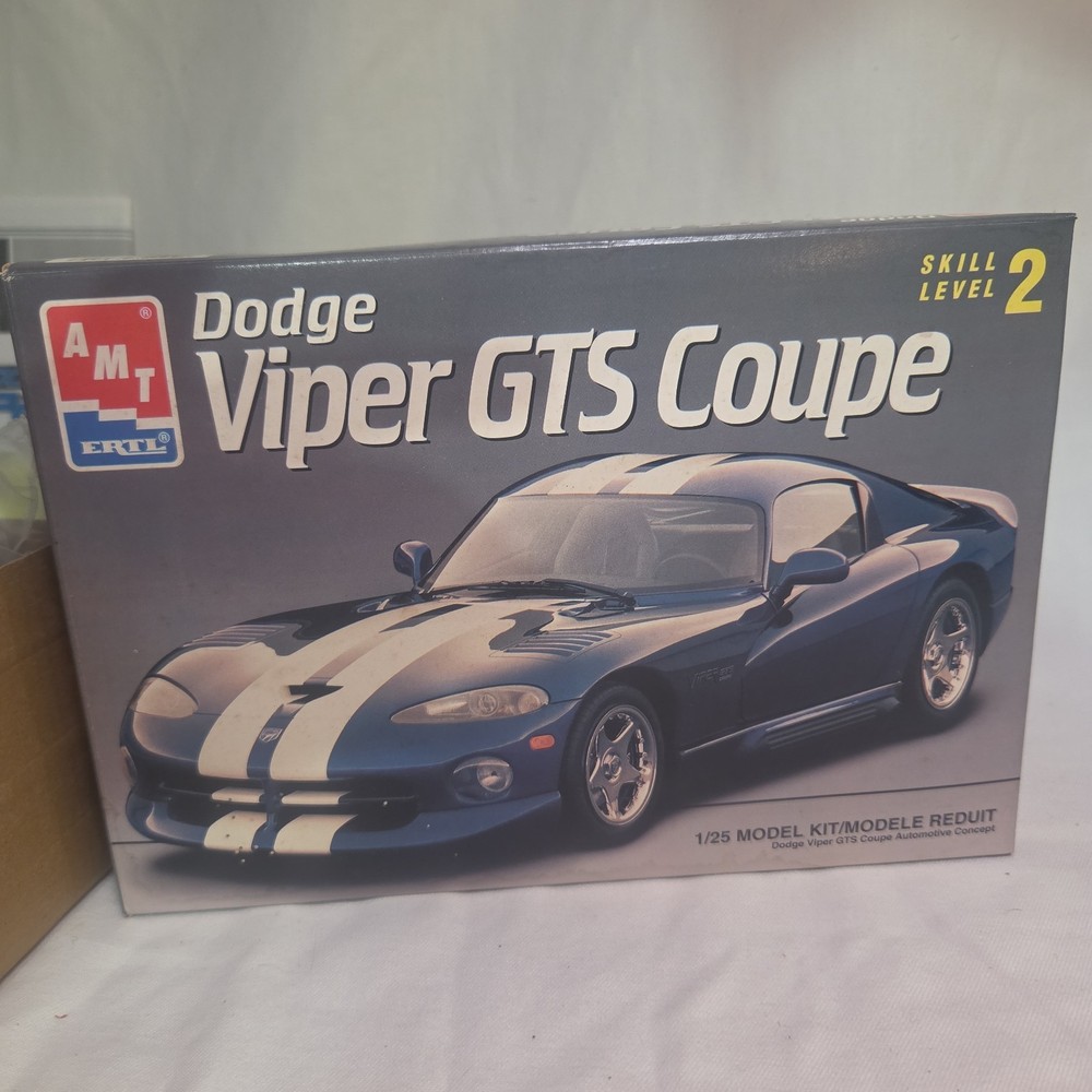 AMT ERTL Dodge Viper GTS Coupe Model Car Kit 1/25 #8055 Full Set