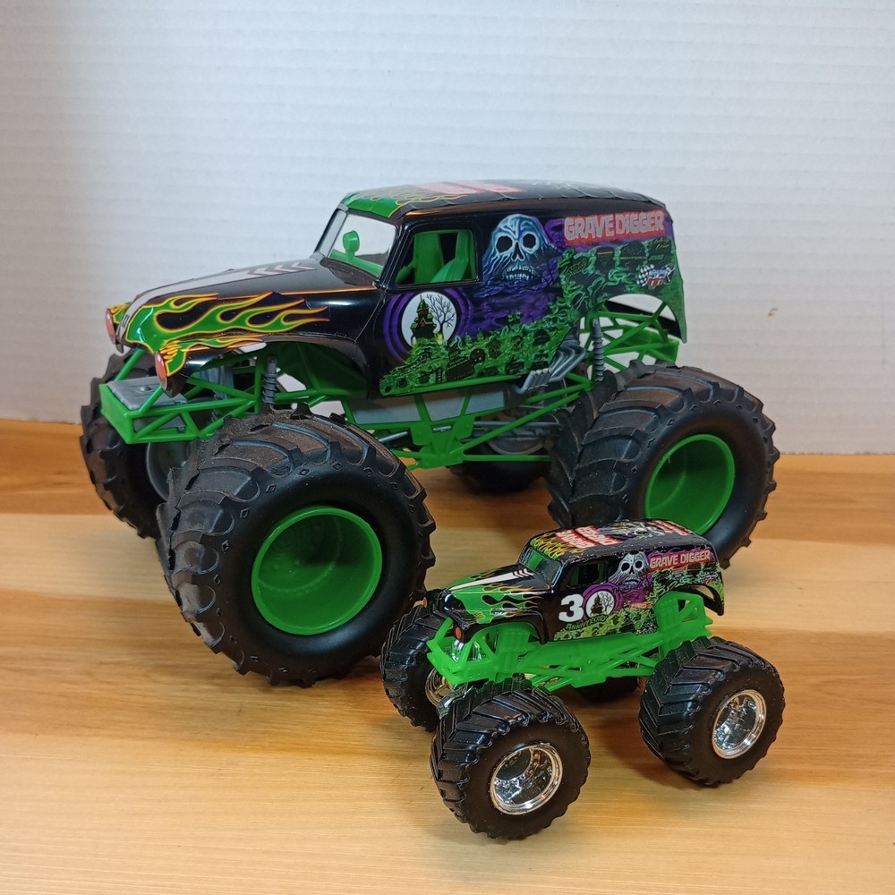 Revell Grave Digger Monster Jam Truck SnapTite Model 5″ x8″ with a Hot wheels
